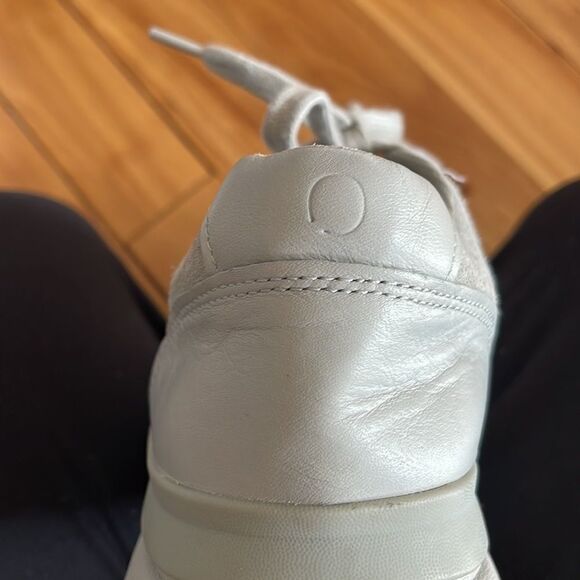 O by Everlane gray smooth and suede leather lace up low top sneakers. F= 7, M= 5 - Picture 6 of 6